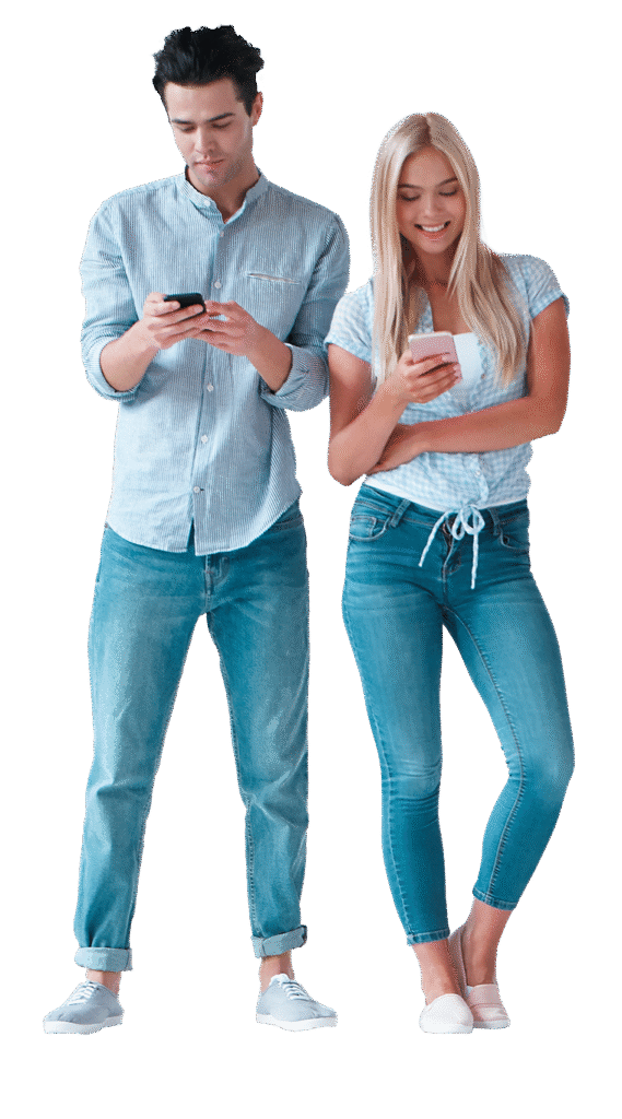 Un homme et une femme se tiennent côte à côte, chacun tenant un téléphone portable.