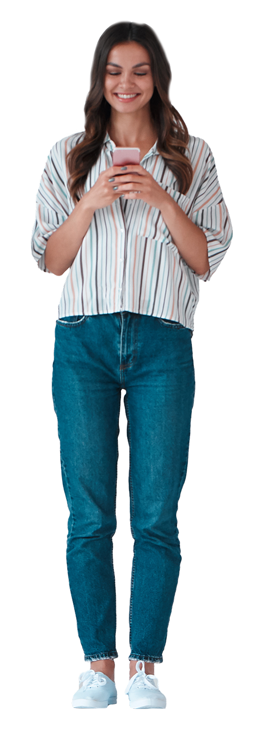Une femme en jeans et chemise rayée tient un téléphone portable.