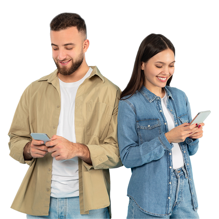 Un homme et une femme se tiennent côte à côte, chacun utilisant son téléphone.