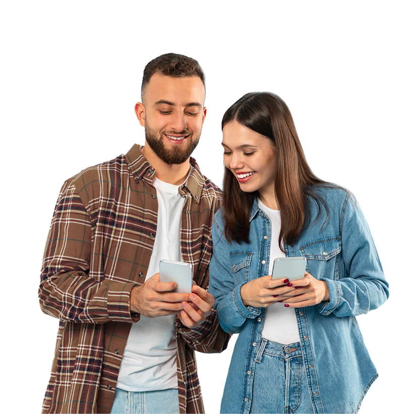 Un homme et une femme regardent leurs téléphones, échangeant des sourires tout en consultant leurs écrans.