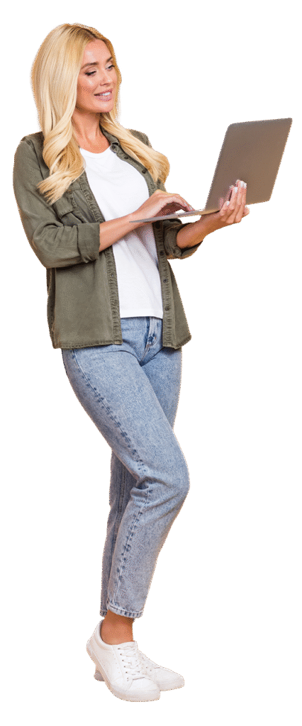 Une femme debout tenant un ordinateur portable.