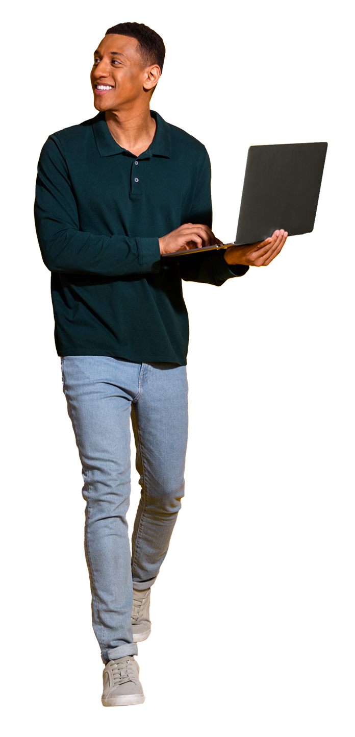 Un homme en chemise bleue tient un ordinateur portable.